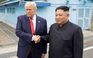 板門店で面会し、握手するトランプ米大統領(左)と北朝鮮の金正恩委員長（30日）=ロイター