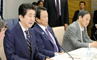 経済財政諮問会議であいさつする安倍首相（5月14日、首相官邸）＝共同