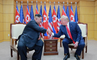金正恩氏(左)はトランプ氏への直談判による決着を狙う(6月30日、板門店)=ロイター 金正恩氏(左)はトランプ氏への直談判による決着を狙う(6月30日、板門店)=ロイター