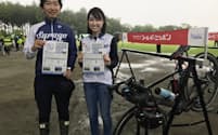 ツール・ド・ニッポンでスルガ銀の自転車の取り組みをPRする行員（29日、静岡県御殿場市）