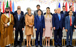 G20で行われた女性活躍推進のイベントで集合写真に納まるイバンカ米大統領補佐官(前列右から3番目) G20で行われた女性活躍推進のイベントで集合写真に納まるイバンカ米大統領補佐官(前列右から3番目)