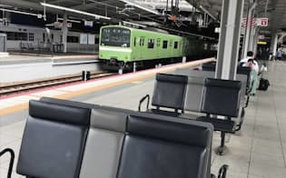 JR西日本は酔客対策として新大阪駅を手始めにベンチの向きをホームに垂直に変えた