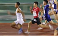 日本選手権の100メートル決勝で、10秒02をマークして優勝したサニブラウン・ハキーム（左端）=共同