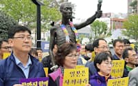 徴用工問題で政府は韓国への厳しい対抗措置に踏みきった（1日、韓国・釜山の徴用工像の周辺で開かれた集会）=共同