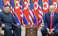 米朝首脳会談に同席したポンペオ国務長官(右)と李容浩外相（6月30日、板門店）=朝鮮中央通信