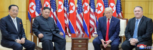 米朝首脳会談に同席したポンペオ国務長官(右)と李容浩外相(6月30日、板門店)=朝鮮中央通信 米朝首脳会談に同席したポンペオ国務長官(右)と李容浩外相(6月30日、板門店)=朝鮮中央通信