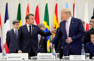 G20でのマクロン仏大統領(左)とトランプ米大統領。温暖化対策でG20の足並みはそろわない=ロイター G20でのマクロン仏大統領(左)とトランプ米大統領。温暖化対策でG20の足並みはそろわない=ロイター