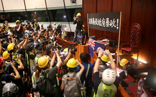 立法会の議場はデモ隊により占拠された(1日夜、香港)