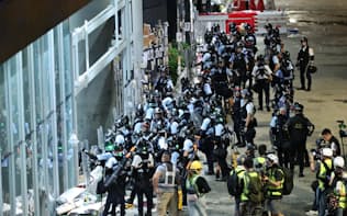 デモ隊を排除し立法会周辺を警備する警官隊（2日未明、香港）=石井理恵撮影