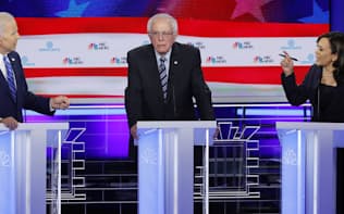 民主党大統領候補討論会で、バイデン氏（左）はハリス氏（右）に人種問題で追及を受けた=ロイター
