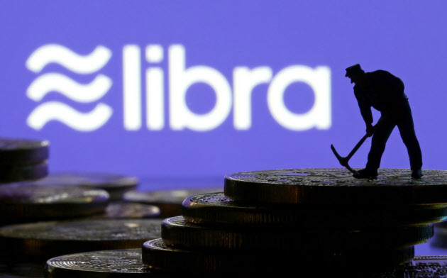 米フェイスブックが計画するデジタル通貨「リブラ」は法定通貨を裏付けとし、価格変動を極力抑えるという=ロイター 米フェイスブックが計画するデジタル通貨「リブラ」は法定通貨を裏付けとし、価格変動を極力抑えるという=ロイター