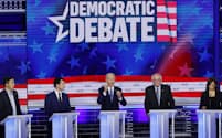 民主党の大統領候補はテレビ討論会を重ねて論戦を深める=ロイター
