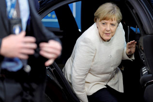 2日、EU首脳会議の会場に到着したドイツのメルケル首相=ロイター 2日、EU首脳会議の会場に到着したドイツのメルケル首相=ロイター
