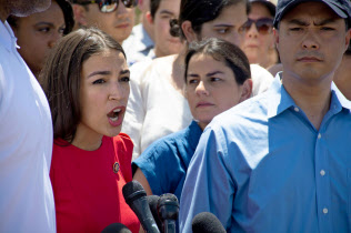 オカシオコルテス下院議員らは1日、メキシコ国境近くの移民収容施設を訪問した=ロイター オカシオコルテス下院議員らは1日、メキシコ国境近くの移民収容施設を訪問した=ロイター
