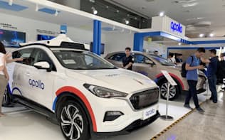 百度が公開した自動運転の開発を進めるための乗用車（3日、北京市）