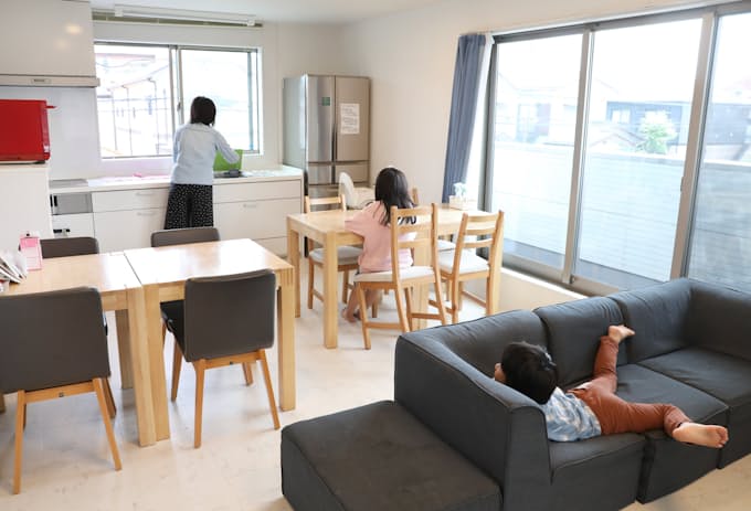 母子家庭助けるシェアハウス 全国で開設 支援組織も 日本経済新聞