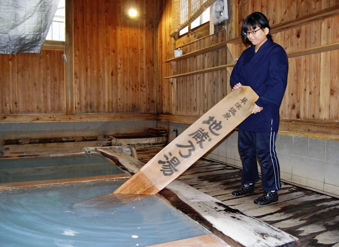 草津温泉で 湯長 廃止へ 違法懸念 惜しむ声も 日本経済新聞 草津温泉で 湯長 廃止へ 違法懸念 惜しむ声も 日本経済新聞