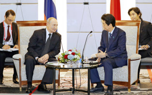 会談するロシアのプーチン大統領(左)と安倍首相(6月29日、大阪市)=代表撮影 会談するロシアのプーチン大統領(左)と安倍首相(6月29日、大阪市)=代表撮影