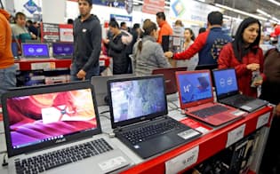 パソコンの世界生産の9割を中国が占めてきた（メキシコシティの小売店）=ロイター