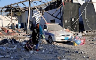リビアのトリポリ近郊で空爆を受け破壊された移民収容センター（7月3日）=ロイター