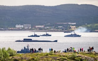 ロシア海軍の艦艇と潜水艦（2016年、セベロモルスク港）=ロイター