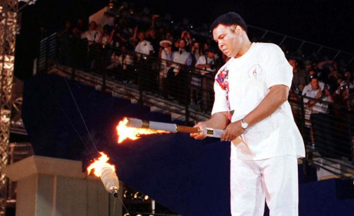 アリ 感動の聖火点灯 1996年アトランタ五輪 日本経済新聞 アリ 感動の聖火点灯 1996年アトランタ五輪 日本経済新聞