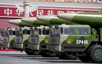 北京で2015年に開かれた式典で登場した中国の弾道ミサイル「東風26」=ロイター