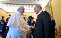 4日、バチカンでローマ法王(左)と会談したロシアのプーチン大統領=ロイター