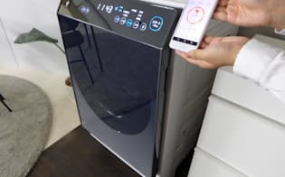 シャープは人工知能（AI）やIoT技術を搭載した洗濯機の新製品を発表した（大阪市）