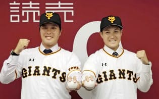 交換トレードで日本ハムから巨人に入団し、記者会見でポーズをとる藤岡(左)と鍵谷=共同 交換トレードで日本ハムから巨人に入団し、記者会見でポーズをとる藤岡(左)と鍵谷=共同