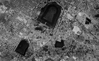 世界文化遺産への登録が決まった百舌鳥古墳群の1960年代の空中写真。写真中央上は大仙古墳（仁徳天皇陵古墳）=国土地理院ウェブサイトから