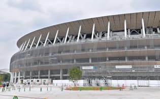報道陣に公開された、新国立競技場の工事現場（3日、東京都新宿区）