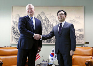 ドイツで会談する米国のビーガン北朝鮮担当特別代表(左)と韓国外務省の李度勲朝鮮半島平和交渉本部長=共同 ドイツで会談する米国のビーガン北朝鮮担当特別代表(左)と韓国外務省の李度勲朝鮮半島平和交渉本部長=共同