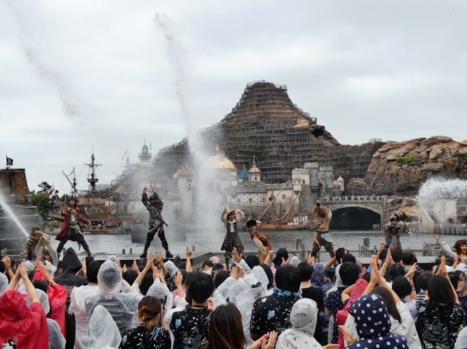 Tdr 夏のイベント 放水ショーで涼を楽しむ 日本経済新聞