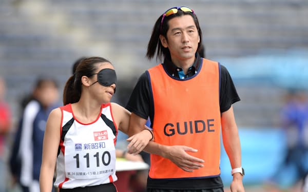 大森盛一（右）は高田千明のコーチであり「コーラ－」。二人三脚で走り幅跳びに挑んでいる（2019年7月、東京都町田市）