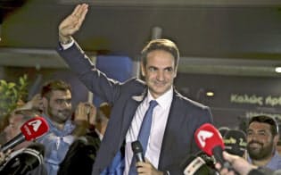 7日、ギリシャ総選挙で勝利し、手を振るミツォタキス新民主主義党党首=AP 7日、ギリシャ総選挙で勝利し、手を振るミツォタキス新民主主義党党首=AP