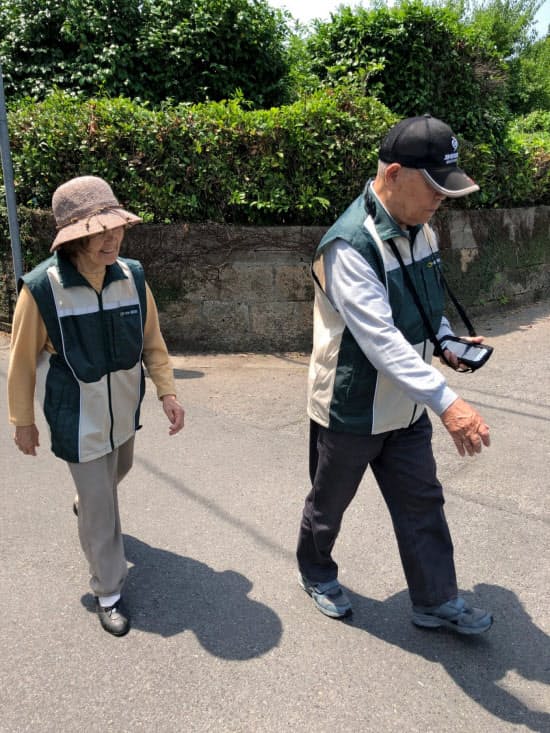 認知症の人がメール便を配達し、地域住民とつながる取り組みも始まっている(鹿児島県姶良市)
