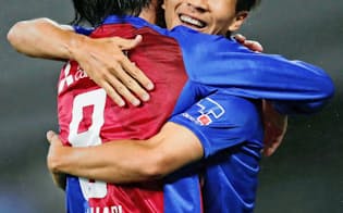 7月7日のG大阪戦の後半、ディエゴオリベイラのゴールをアシストし、高萩（左）と抱き合って喜ぶFC東京・永井。眠っていた才能が覚醒したようだ=共同