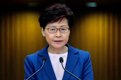 9日、会見する香港の林鄭月娥行政長官=ロイター