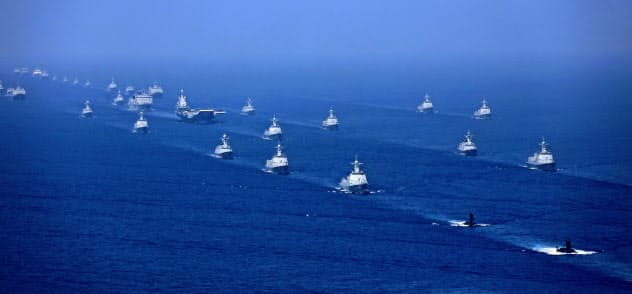 中国は南シナ海で軍事行動を活発化している(2018年4月の演習、新華社=AP) 中国は南シナ海で軍事行動を活発化している(2018年4月の演習、新華社=AP)