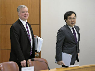 米国のビーガン北朝鮮担当特別代表(左)と韓国外務省の李度勲平和交渉本部長(5月、ソウル)=ロイター 米国のビーガン北朝鮮担当特別代表(左)と韓国外務省の李度勲平和交渉本部長(5月、ソウル)=ロイター