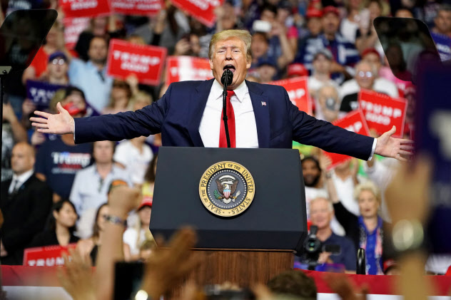 再選を期す共和党のトランプ大統領は、米経済の回復を誇示する=ロイター 再選を期す共和党のトランプ大統領は、米経済の回復を誇示する=ロイター