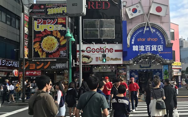 JR新大久保駅周辺には韓国人をはじめ多様な外国人が集まる（東京都新宿区）