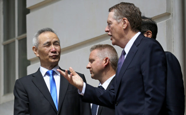 米通商代表部(USTR)のライトハイザー代表(右)と中国の劉鶴副首相(左)が9日、電話協議した(5月、ワシントン)=ロイター 米通商代表部(USTR)のライトハイザー代表(右)と中国の劉鶴副首相(左)が9日、電話協議した(5月、ワシントン)=ロイター