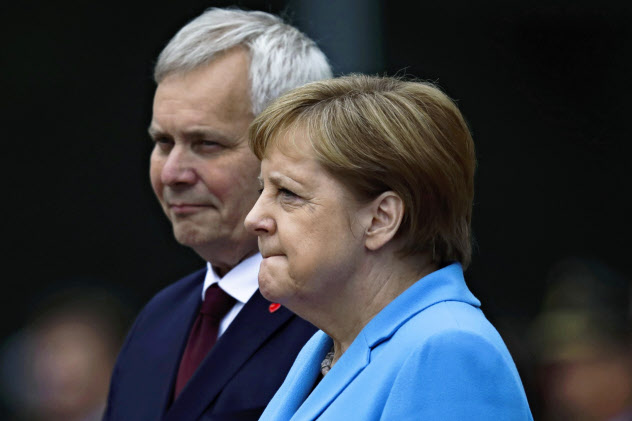 10日、メルケル首相に全身が震える症状がまた表れた。後方は訪独したフィンランドのリンネ首相=AP 10日、メルケル首相に全身が震える症状がまた表れた。後方は訪独したフィンランドのリンネ首相=AP