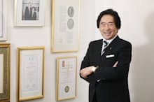 浅野秀則会長兼CEOの仕事でのスタイルはいつもスーツ、白シャツ、ネクタイ。スーツは黒に近い濃紺と決め、数十着を持つ（東京都港区のフォーシーズ本社）