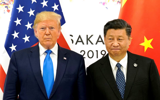 米中首脳会談に臨むトランプ大統領(左)と習国家主席(6月29日、大阪)=ロイター 米中首脳会談に臨むトランプ大統領(左)と習国家主席(6月29日、大阪)=ロイター