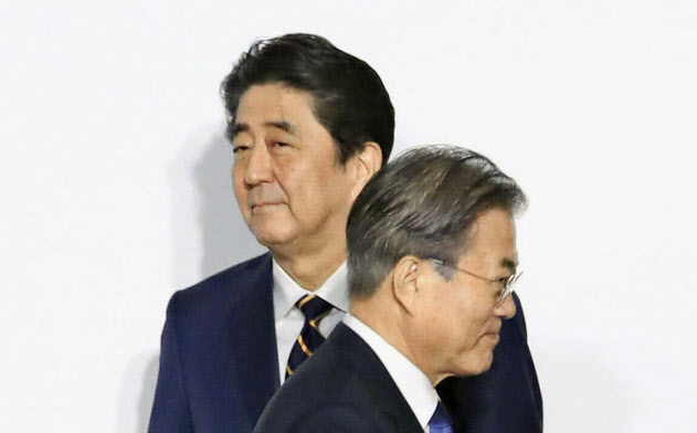 文在寅大統領(右)は「光復節」演説で日本が重視する元徴用工問題への有効な対応策を示したわけではなく、関係改善の道はなお遠い(写真は6月のG20大阪サミット)=聯合・共同 文在寅大統領(右)は「光復節」演説で日本が重視する元徴用工問題への有効な対応策を示したわけではなく、関係改善の道はなお遠い(写真は6月のG20大阪サミット)=聯合・共同