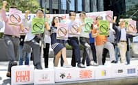 5日、日本の輸出規制強化に反対し、ソウルで日本企業のロゴマークが描かれた箱を踏みつぶす韓国の中小企業経営者ら=共同