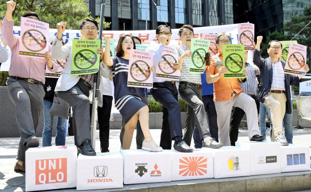 5日、日本の輸出規制強化に反対し、ソウルで日本企業のロゴマークが描かれた箱を踏みつぶす韓国の中小企業経営者ら=共同 5日、日本の輸出規制強化に反対し、ソウルで日本企業のロゴマークが描かれた箱を踏みつぶす韓国の中小企業経営者ら=共同